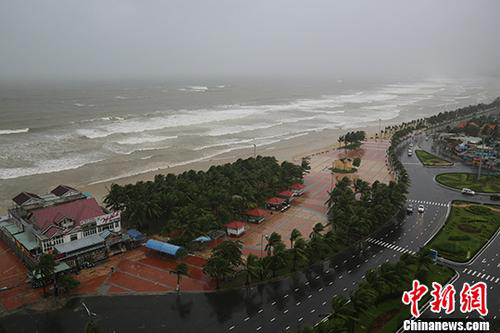 資料圖：2017年11月5日，越南峴港某處海灘風雨交加。